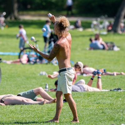 Jonglieren ist richtig gut fürs Gehirn. Es gibt aber auch noch weitere Aktivitäten, die bis ins hohe Alter geistig fit halten.