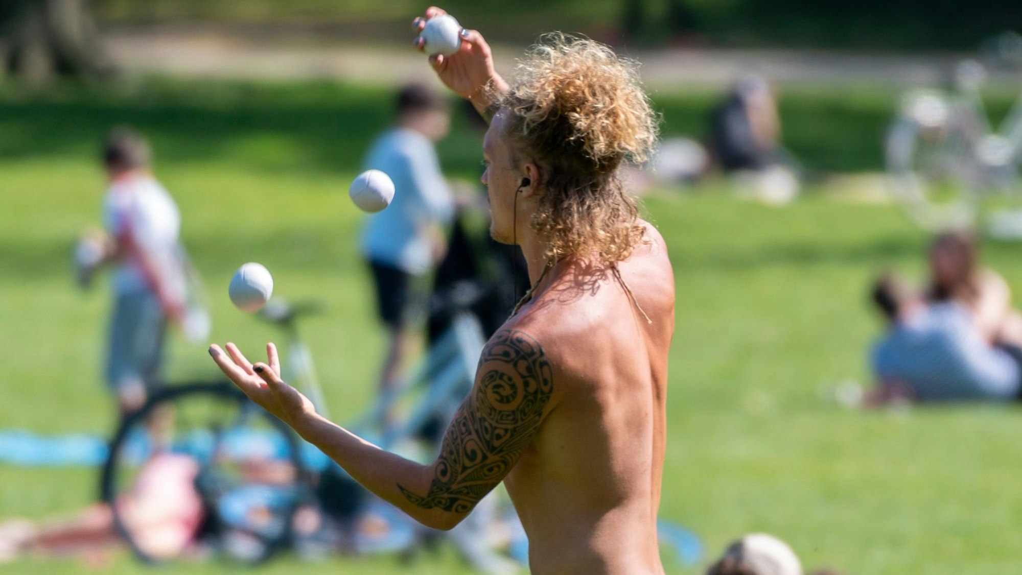 Jonglieren ist richtig gut fürs Gehirn. Es gibt aber auch noch weitere Aktivitäten, die bis ins hohe Alter geistig fit halten.