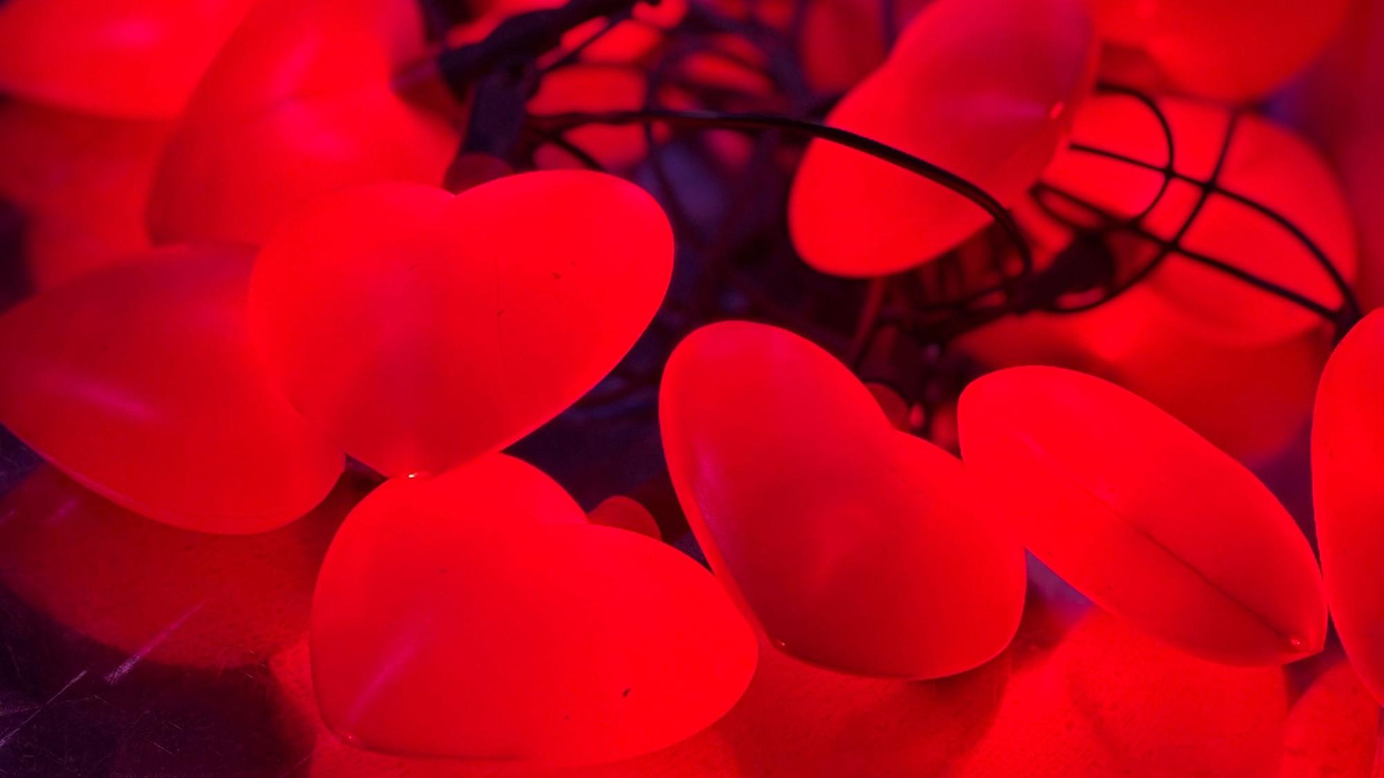 Nahaufnahme von einer Lichterkette in Herzform