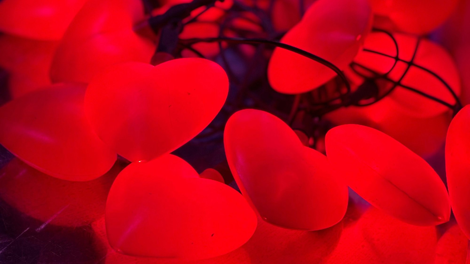 Nahaufnahme von einer Lichterkette in Herzform