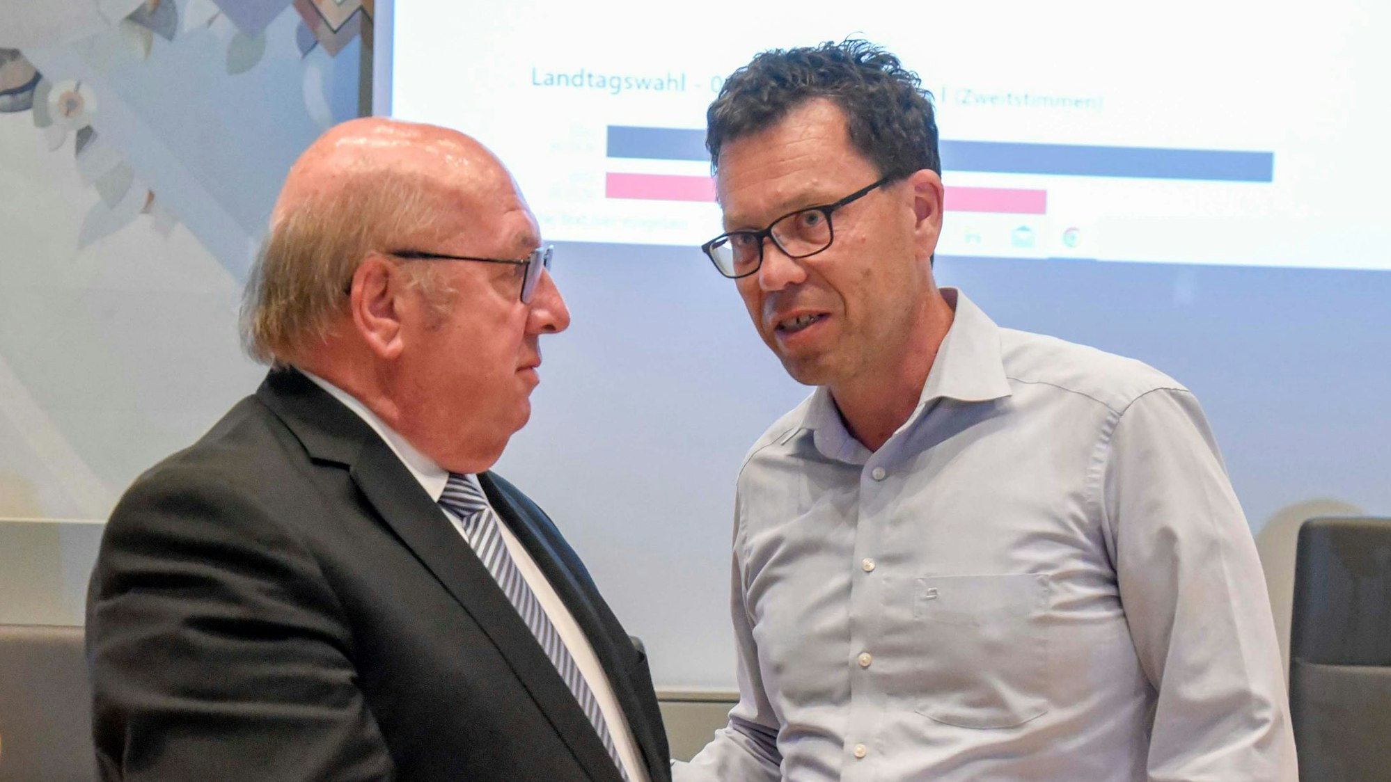 Willi Zylajew, hier im Gespräch mit Dierk Timm (SPD), gilt als Architekt der Jamaika-Koalition im Kreistag.