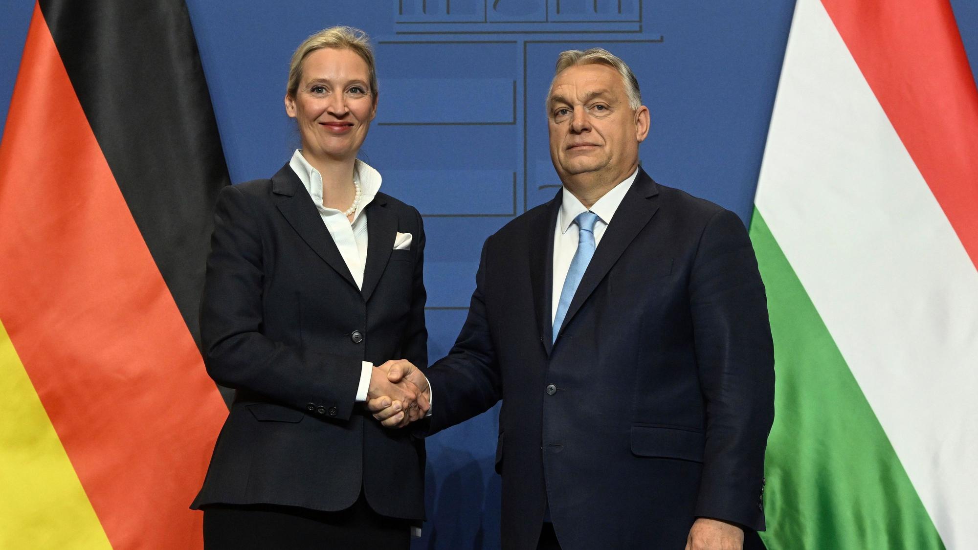 Das Foto zeigt Alice Weidel, die Kanzlerkandidatin der Partei Alternative für Deutschland (AfD), und der ungarische Ministerpräsident Viktor Orbán während einer Pressekonferenz nach ihrem Treffen im Regierungssitz in Budapest beim, Händedruck.
