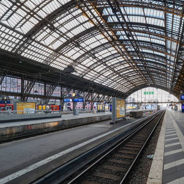 23.02.2025
Köln:
Wegen Modernisierungsarbeiten rund um den Kölner Hauptbahnhof wird der Bahnverkehr mit Ausnahme der S-Bahngleise für rund zwölf Stunden gestoppt.
Foto: Martina Goyert