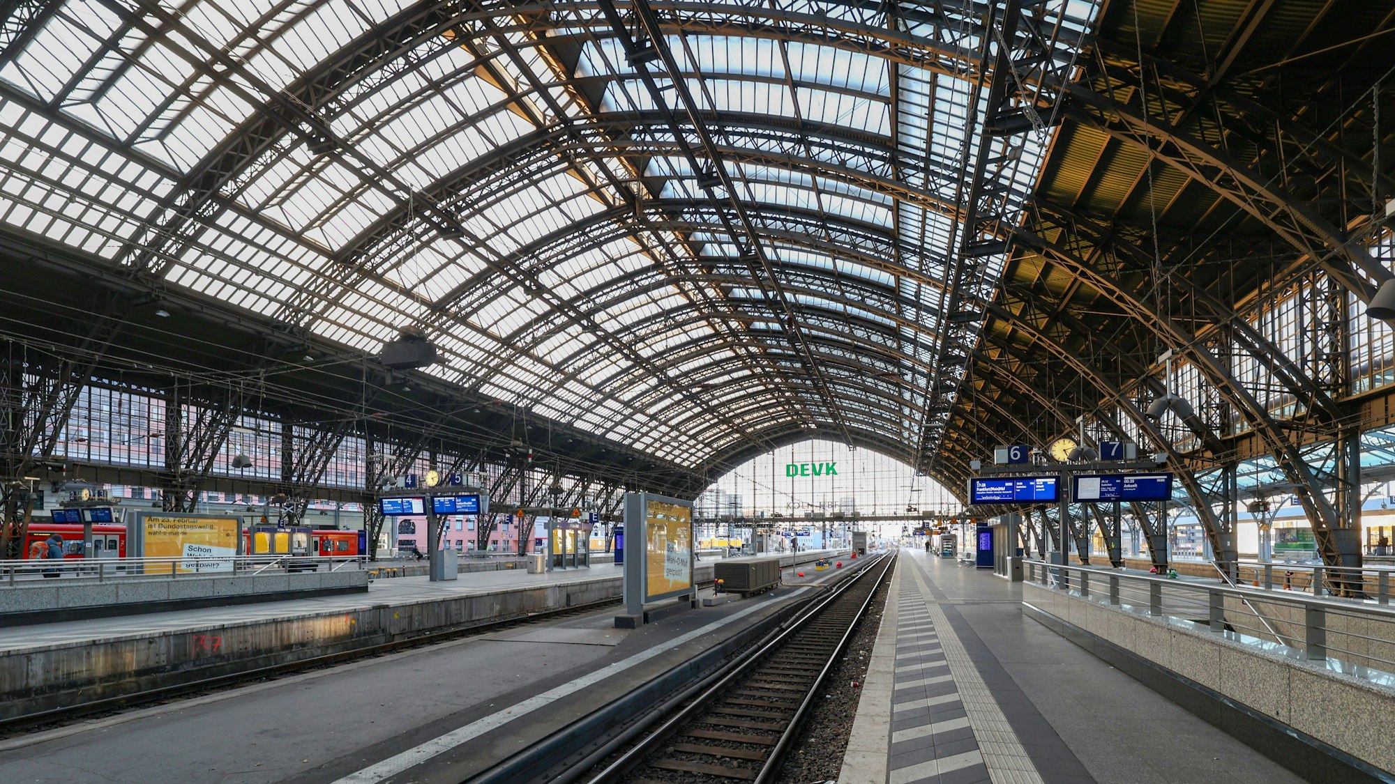 23.02.2025
Köln:
Wegen Modernisierungsarbeiten rund um den Kölner Hauptbahnhof wird der Bahnverkehr mit Ausnahme der S-Bahngleise für rund zwölf Stunden gestoppt.
Foto: Martina Goyert