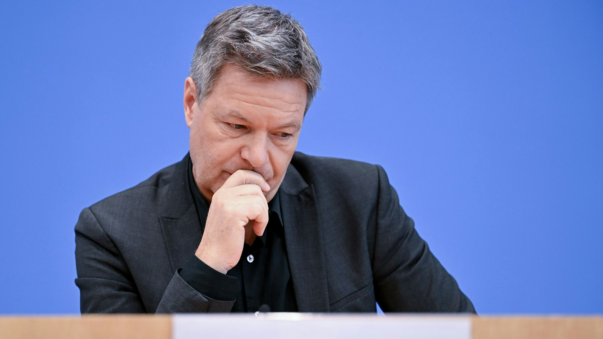 24.02.2025, Berlin: Robert Habeck (Bündnis 90/Die Grünen), Bundesminister für Wirtschaft und Klimaschutz und Kanzlerkandidat, aufgenommen im Haus der Bundespressekonferenz auf einer Pressekonferenz.