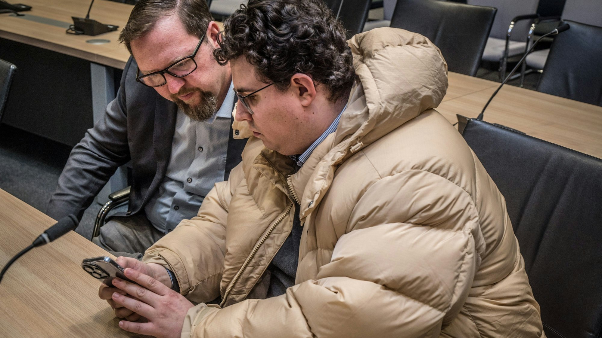 Yannick Noé und Markus Wiener von der AfD am Tisch mit Handy