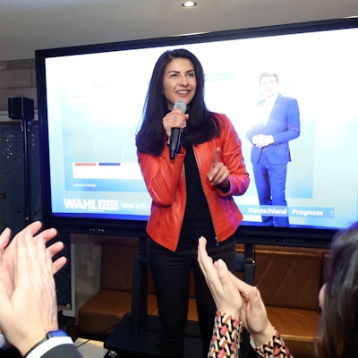 Die Wahlparty der Kölner CDU zur Bundestagswahl im Consilium am 23. Februar. Serap Güler spricht zu den Mitgliedern.