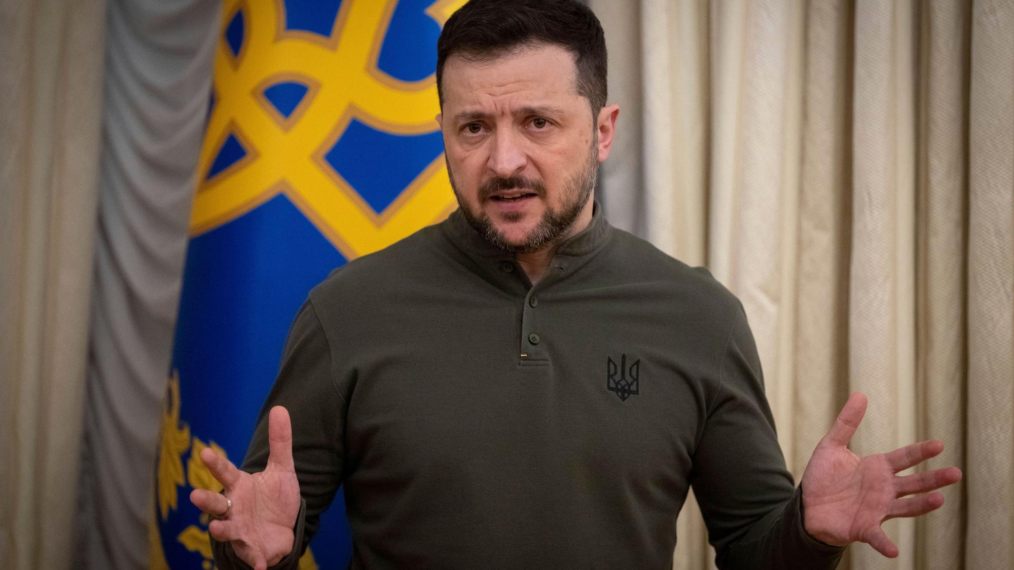 Der ukrainische Präsident Wolodymyr Selenskyj spricht während eines Briefings. (Archivbild)