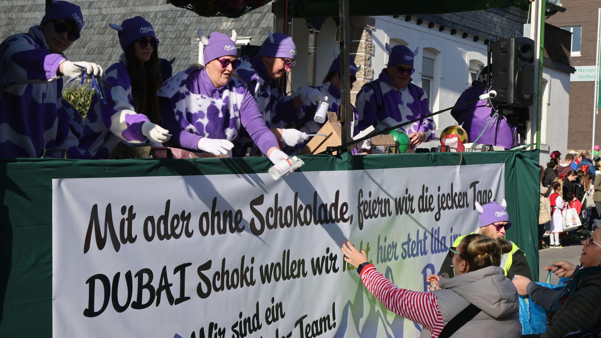 Eine Gruppe bei einem Karnevalszug.