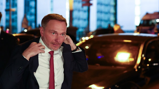 Christian Lindner.steigt aus dem Auto aus.