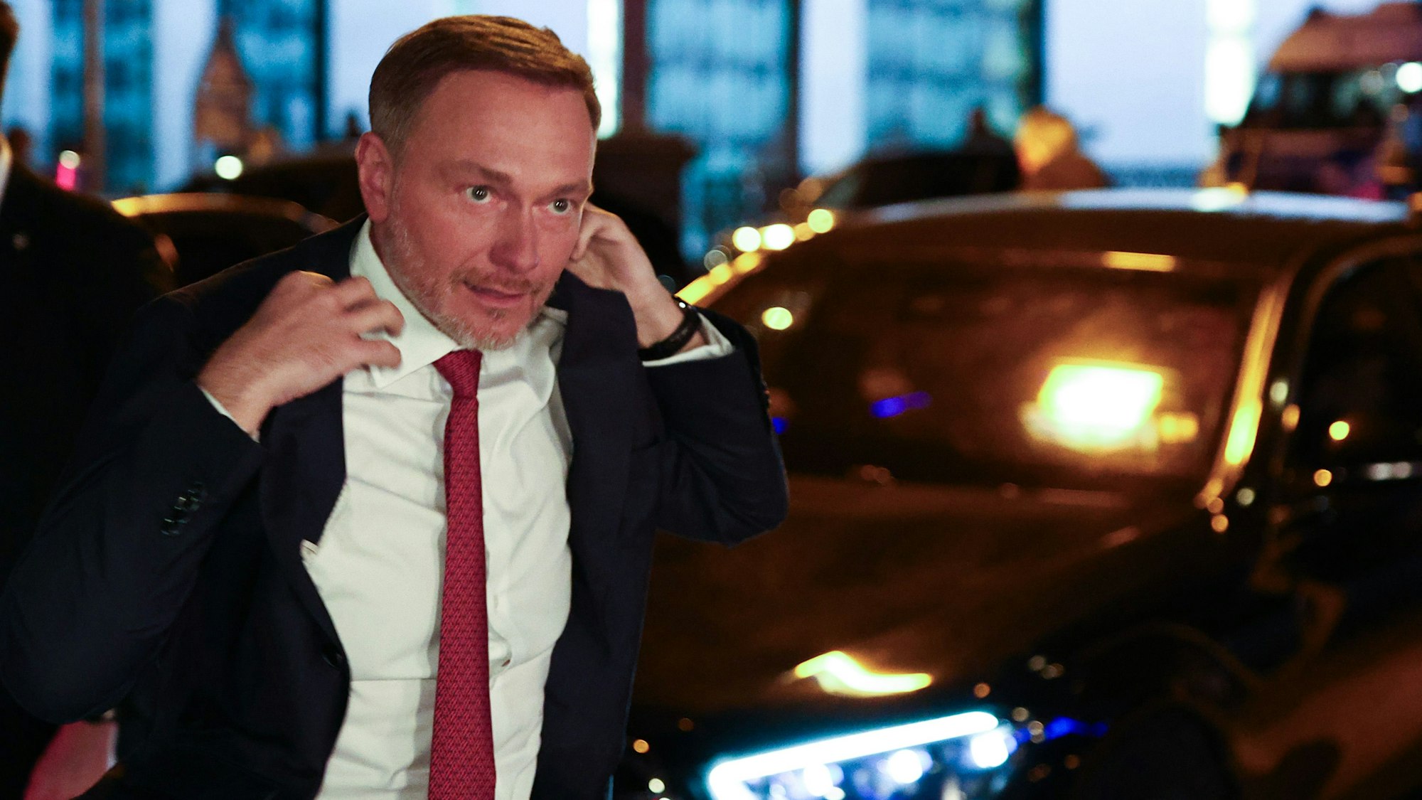 Christian Lindner.steigt aus dem Auto aus.