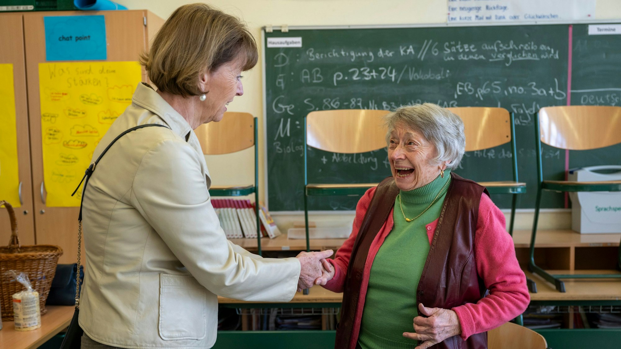 Die Oberbürgermeisterin Henriette Reker besucht Kölns älteste Wahlhelferin Lydia Mörs-Plattes (100 Jahre alt) in ihrem Wahllokal.