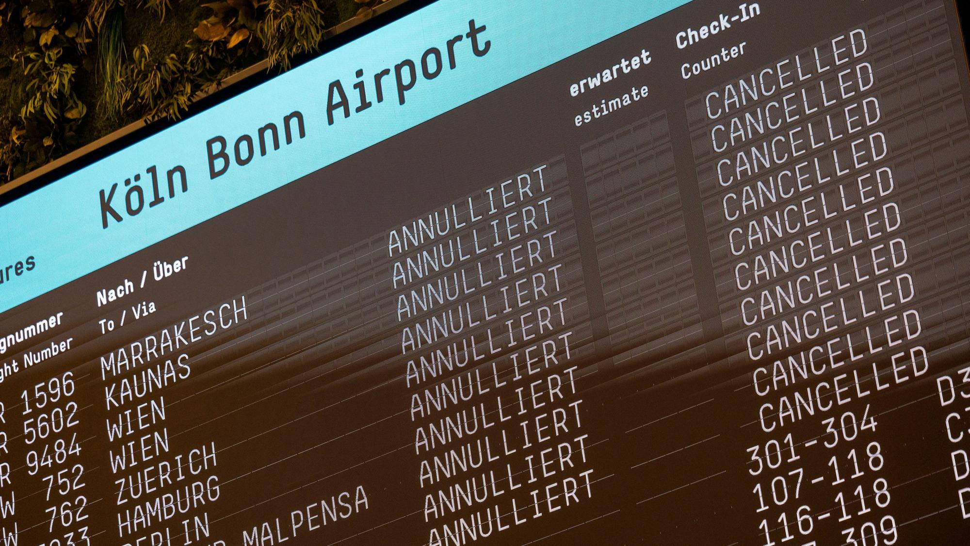 Eine Anzeige am Köln Bonner Flughafen zeigt Flugausfälle an.