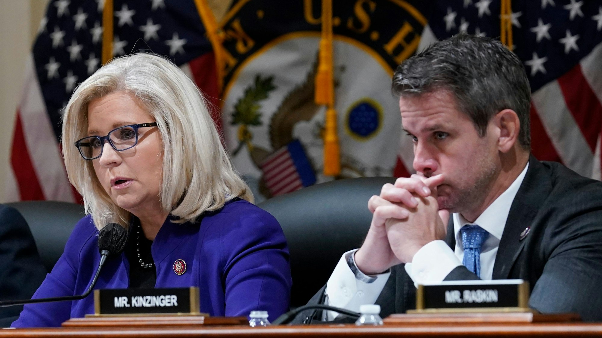 Adam Kinzinger (rechts) und Liz Cheney bei einer Anhörung zum Kapitolsturm von 2021.