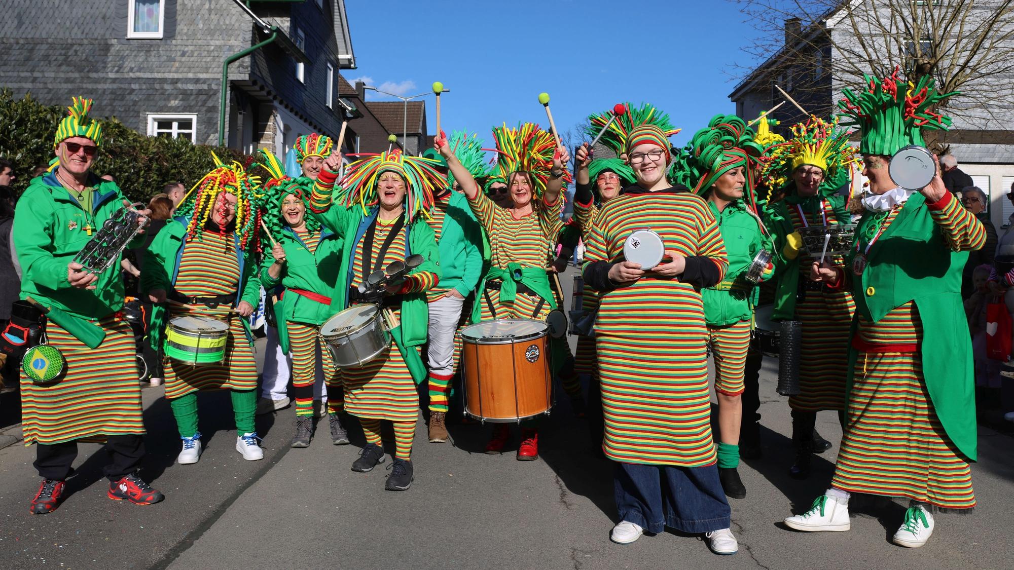Eine Karnevalsgruppe bei einem Zug verkleidet als Samba-Tänzer.