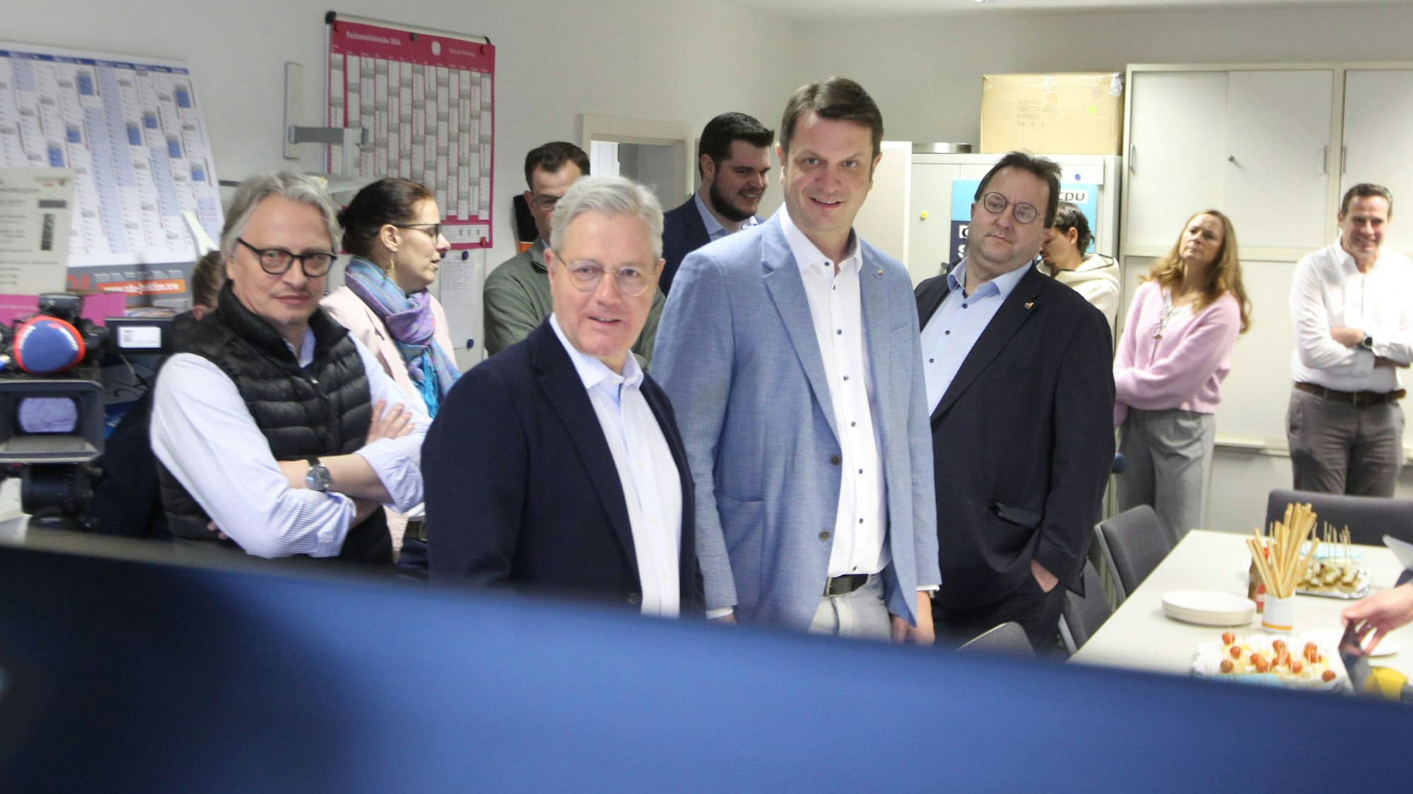 Norbert Röttgen verfolgt am Wahlabend zusammen mit Parteifreunden aus der CDU die Hochrechnungen zur Bundestagswahl.