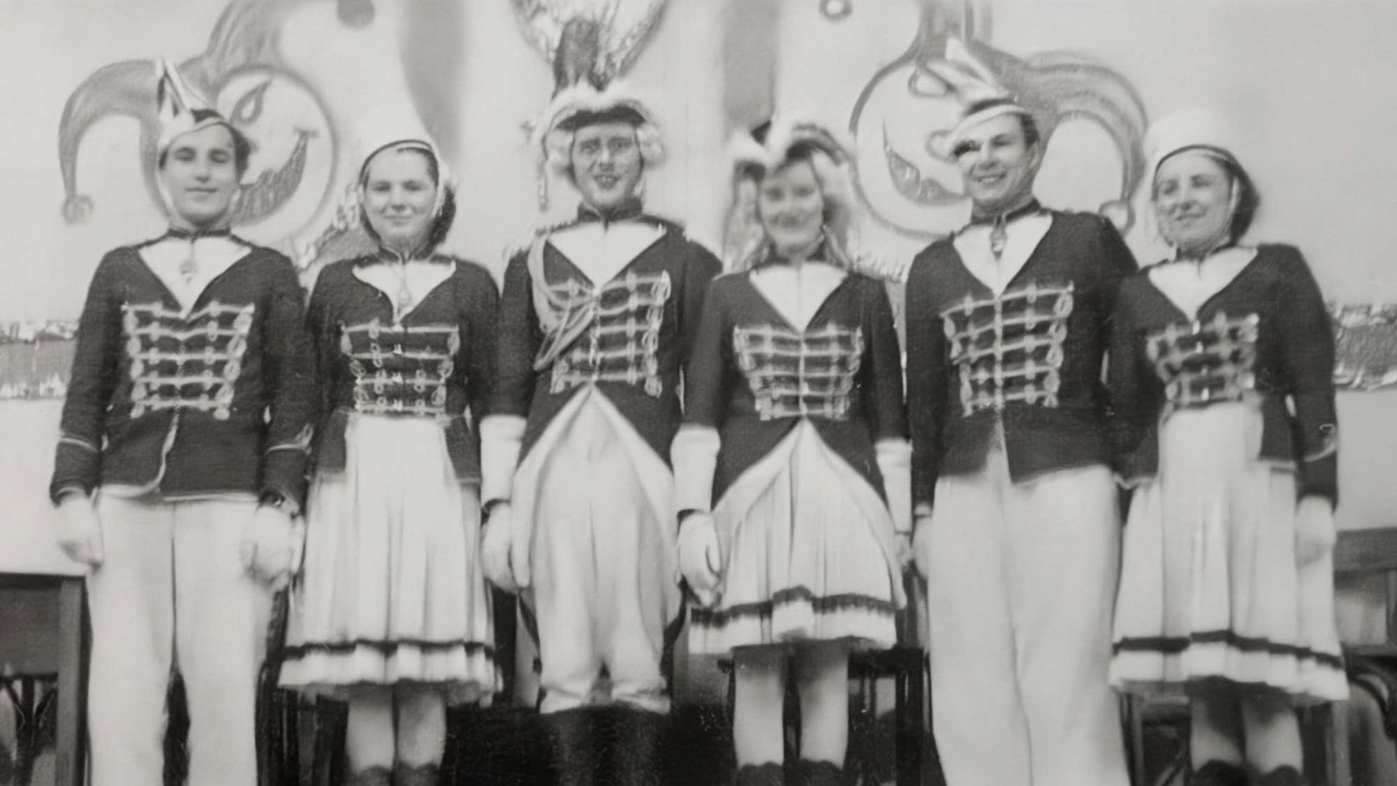 Zu sehen sind die Mitglieder des ersten Tanzkorps (v.l.n.r.): Heinz Axler, Anni Meurer, Otto Trösser, aria Jansen, Franz Michel, Margret Klasen. Es fehlen Margarete Esser und Toni Leufgen.
