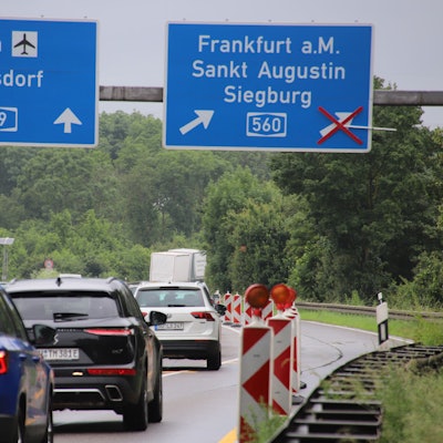 Eine Autobahnauffahrt, bei der eine Spur gesperrt ist