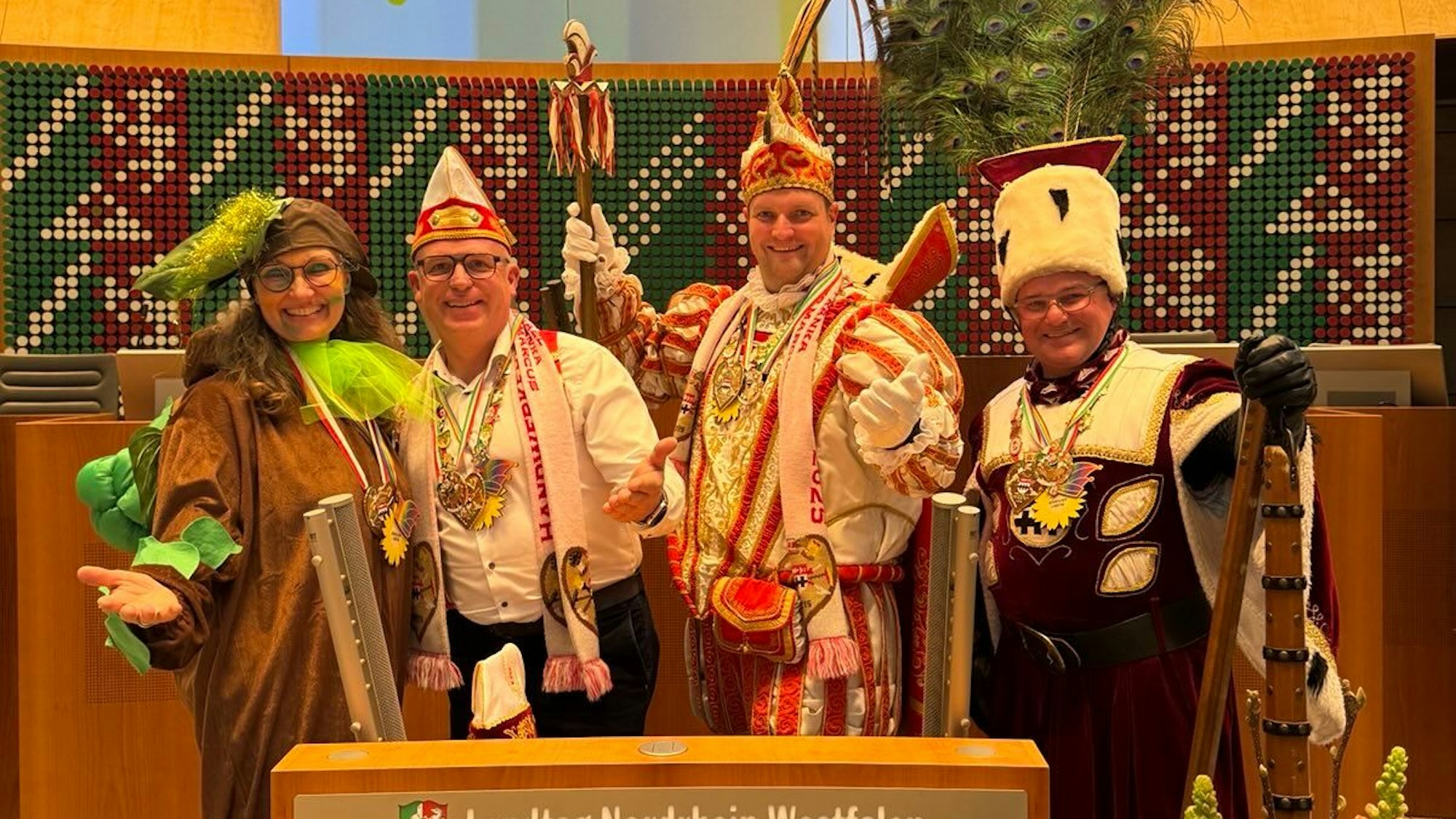 Das Foto zeigt Antje Grothus und das Manheimer Handwerker-Dreigestirn im Landtag in Düsseldorf.