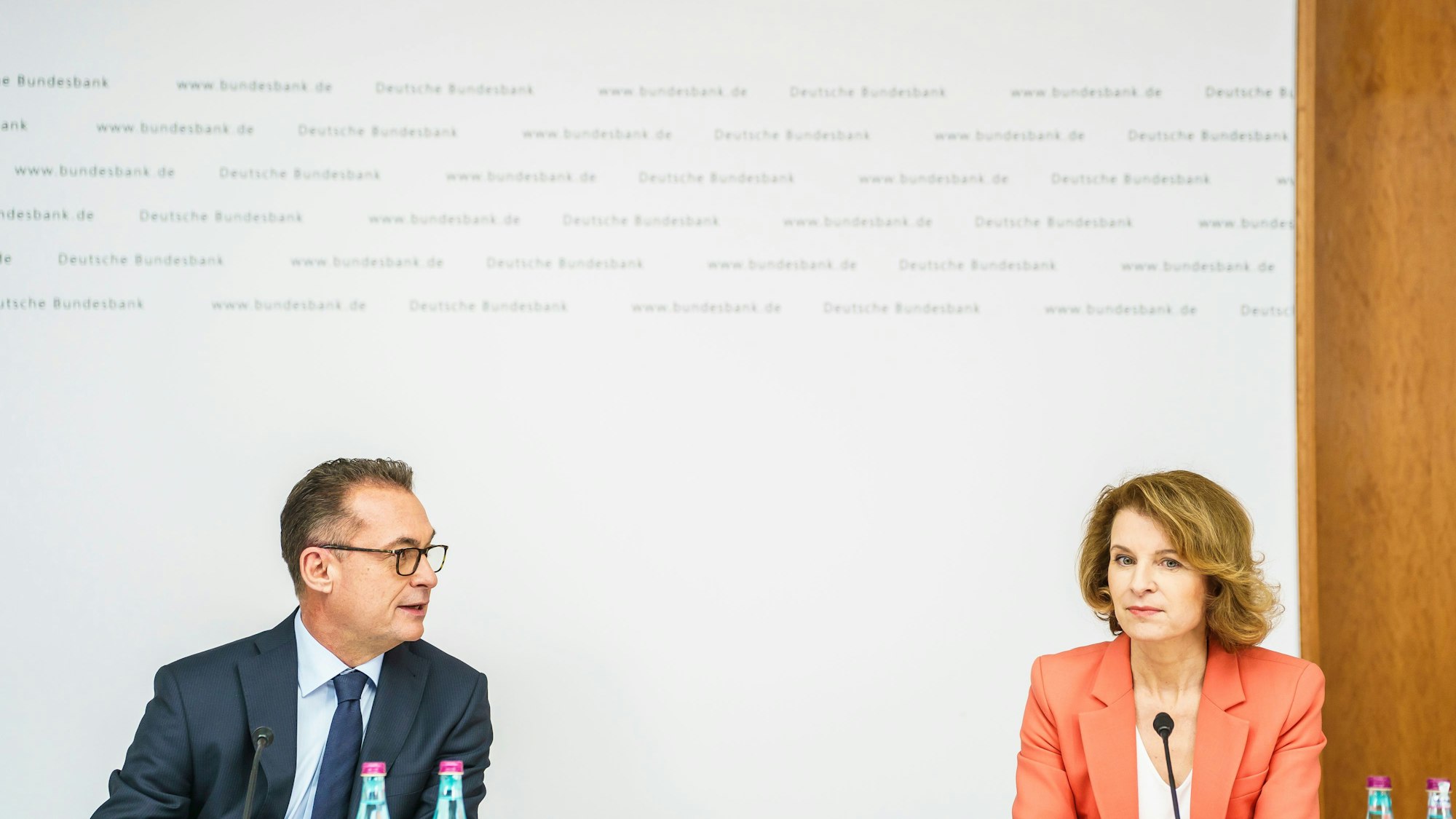 Joachim Nagel, Bundesbank-Präsident, und Sabine Mauderer, Bundesbank-Vorstandsmitglied, in Frankfurt bei der Pressekonferenz zur Vorstellung des Geschäftsberichts 2023 der Deutschen Bundesbank. (Archivbild)
