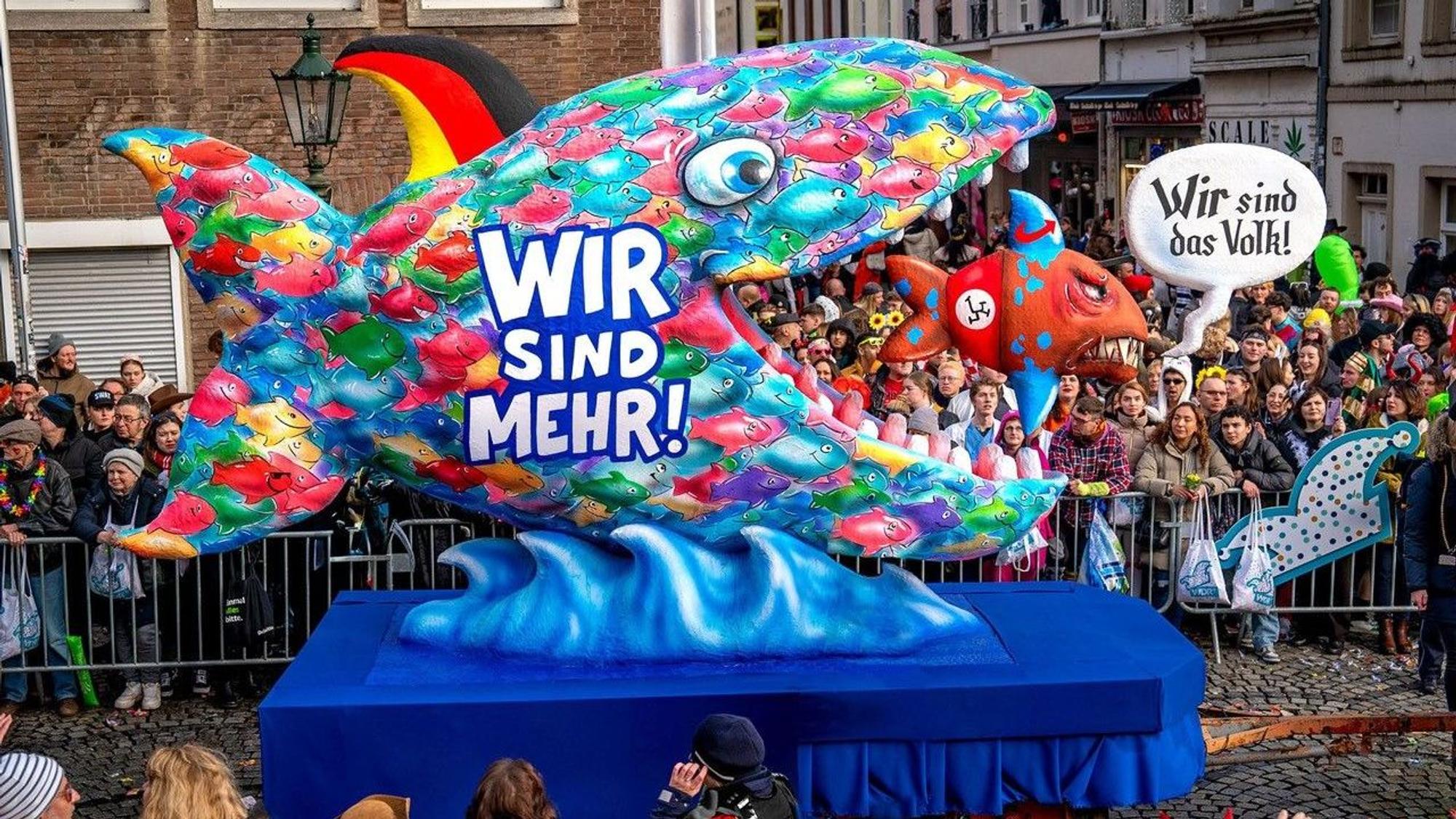 Ein bunter Fisch frisst einen kleinen mit Nazisymbol. Der kleien sagt: Wir sind das folgt. Der große: Wir sind mehr!
