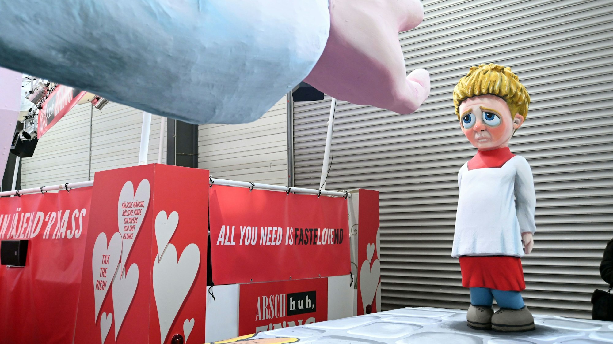 Richtfest beim Kölner Rosenmontagszug, hier werden die fertig gebauten Mottowagen und Persiflagewagen vorgestellt.