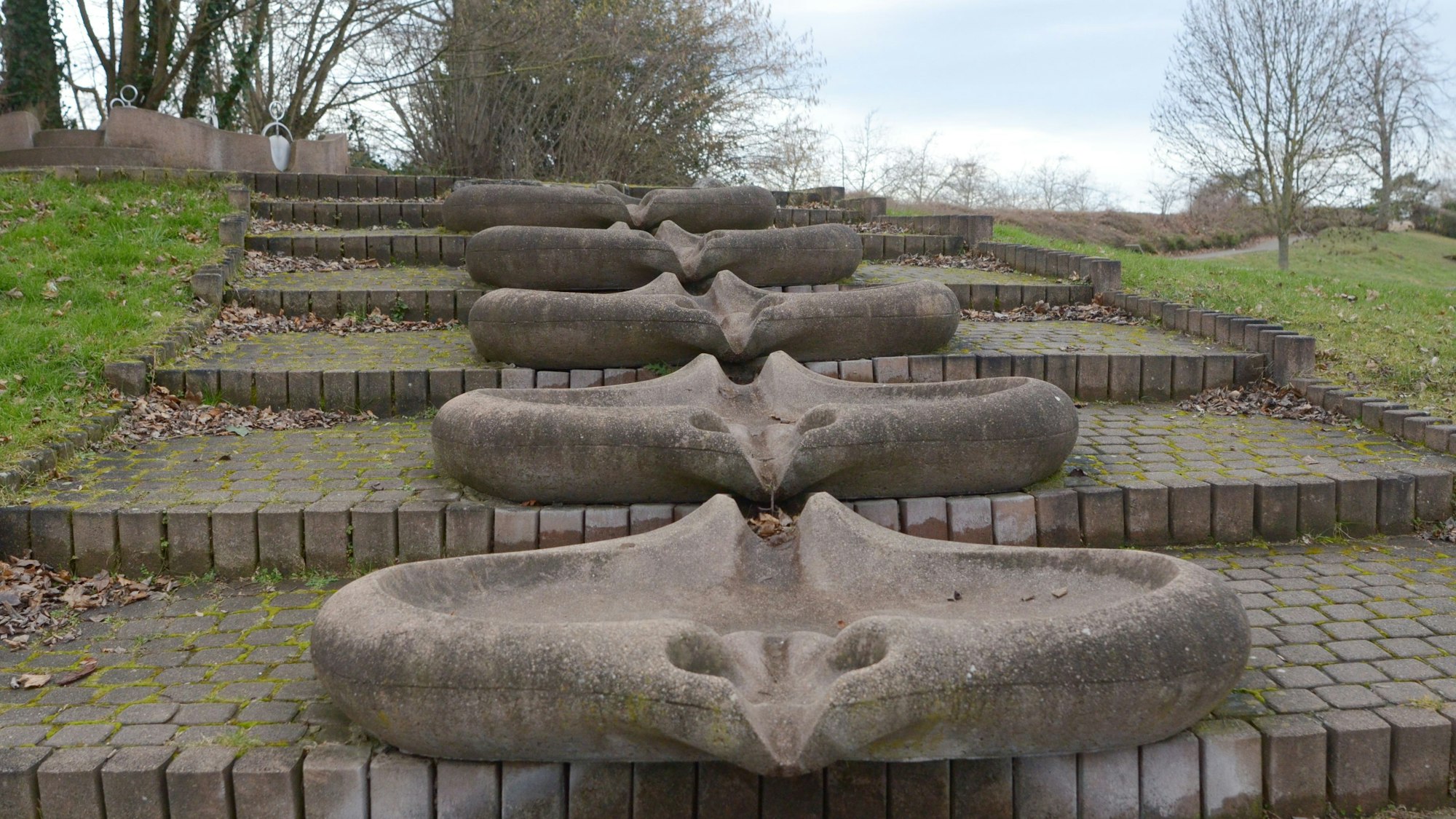 Der trockengelegte Wasserspielplatz an der Erft.