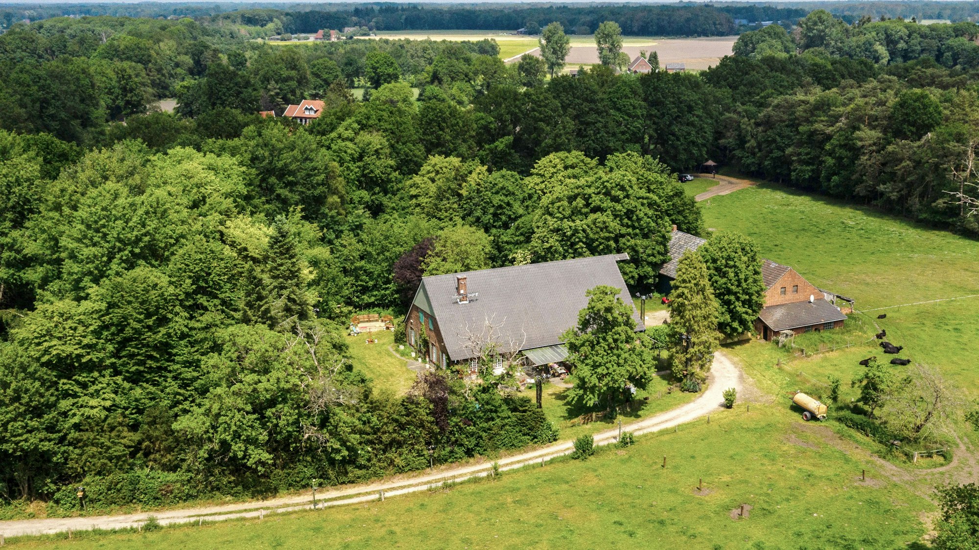 Ansicht des Gebäudes, in dem der Fernsehsender RTL das "Sommerhaus der Stars" gedreht hat (Aufnahme mit Drohne).
