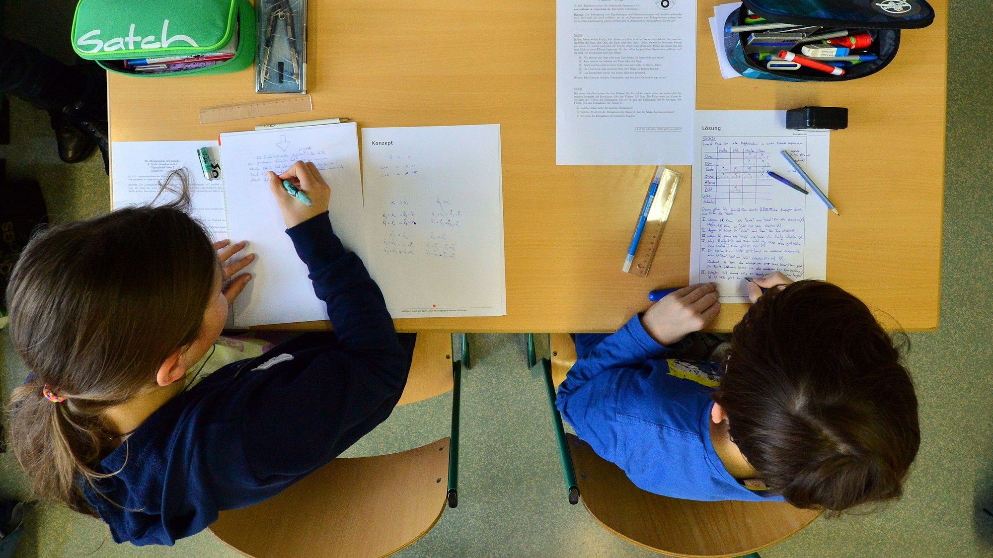 Viertklässler an einem Schreibtisch.