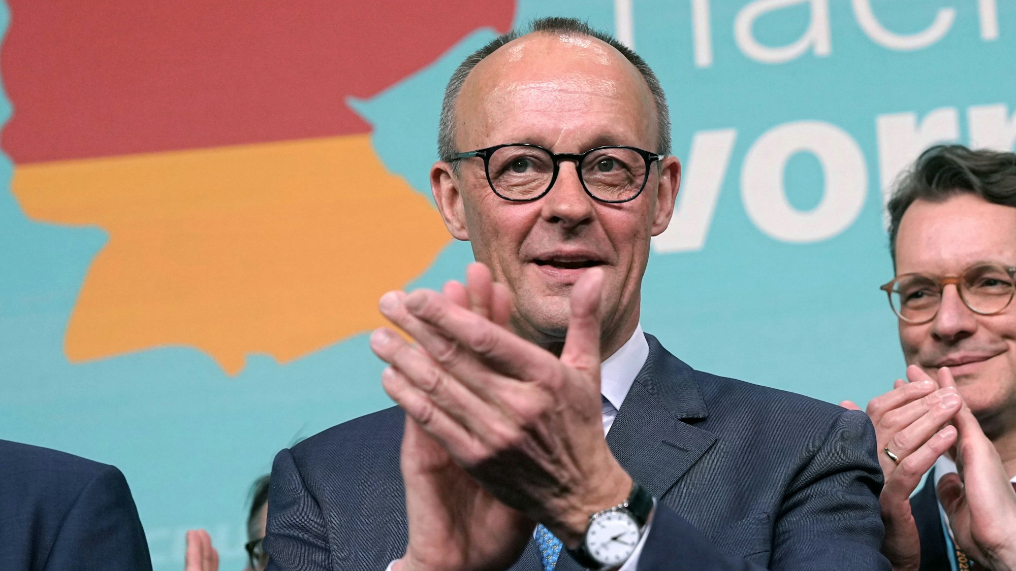 Friedrich Merz (CDU), Parteivorsitzender und Kanzlerkandidat, steht im Konrad-Adenauer-Haus nach der Prognose zum Ergebnis der Bundestagswahl auf der Bühne. Dahinter steht Hendrik Wüst (CDU), Ministerpräsident von Nordrhein-Westfalen,  Am Sonntag fand die vorgezogene Wahl zum 21. Deutschen Bundestag statt.