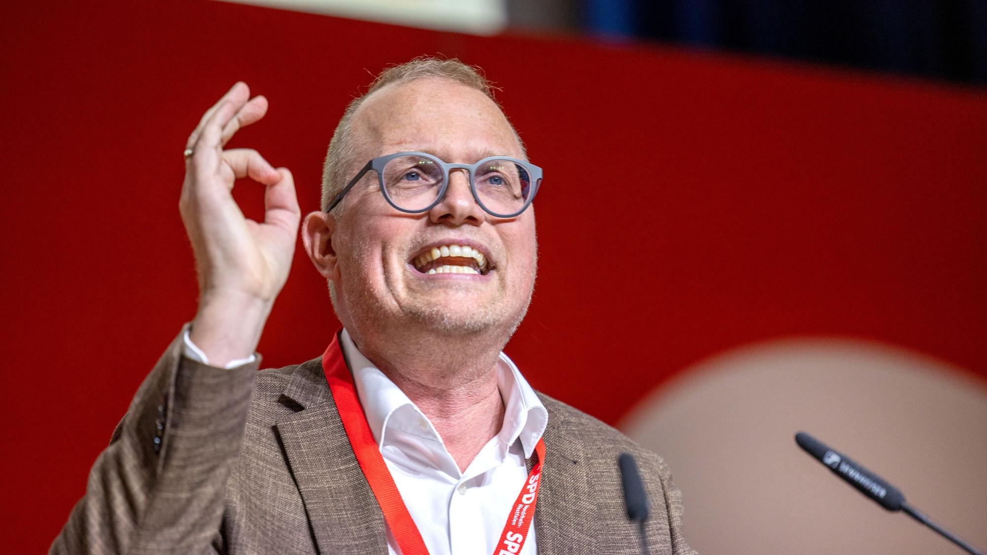 Jochen Ott, Vorsitzender der SPD-Landtagsfraktion, spricht bei der Landesdelegiertenkonferenz zur Aufstellung der Liste für die Bundestagswahl.