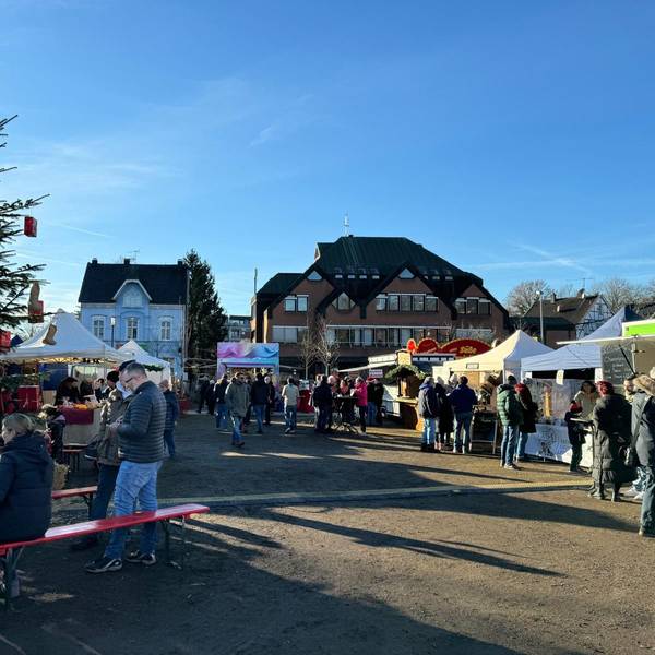 Im neu gestalteten alten Stadtpark in Leichlingen finden viele Veranstaltungen statt, hier das „Bratapfelfest 2024“.