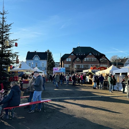 Im neu gestalteten alten Stadtpark in Leichlingen finden viele Veranstaltungen statt, hier das „Bratapfelfest 2024“.