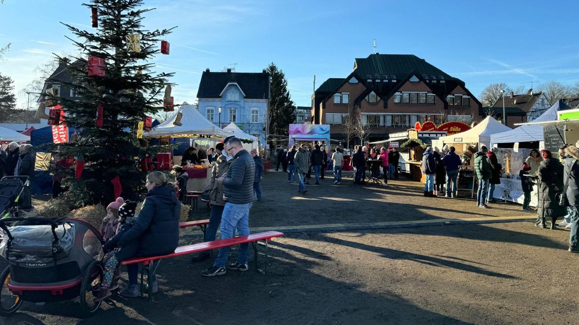 Im neu gestalteten alten Stadtpark in Leichlingen finden viele Veranstaltungen statt, hier das „Bratapfelfest 2024“.