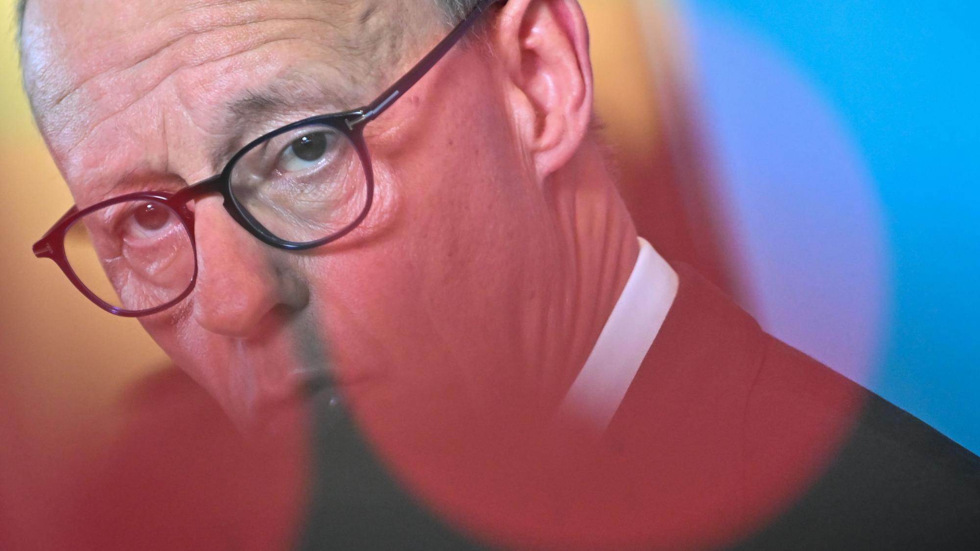 Friedrich Merz nimmt Organisationen ins Visier, die im Vorfeld der Bundestagswahl gegen ihn und seine Migrationsabstimmung mit der AfD demonstriert hatten.