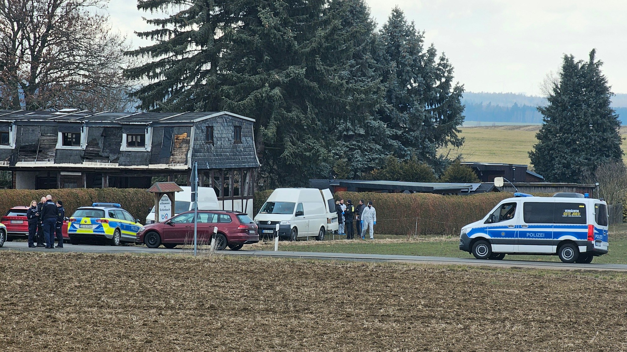 Die Polizei arbeitet in Schönbach, einem Ortsteil von Neumark. In der Gemeinde Neumark im Vogtland sind drei Leichen gefunden worden.