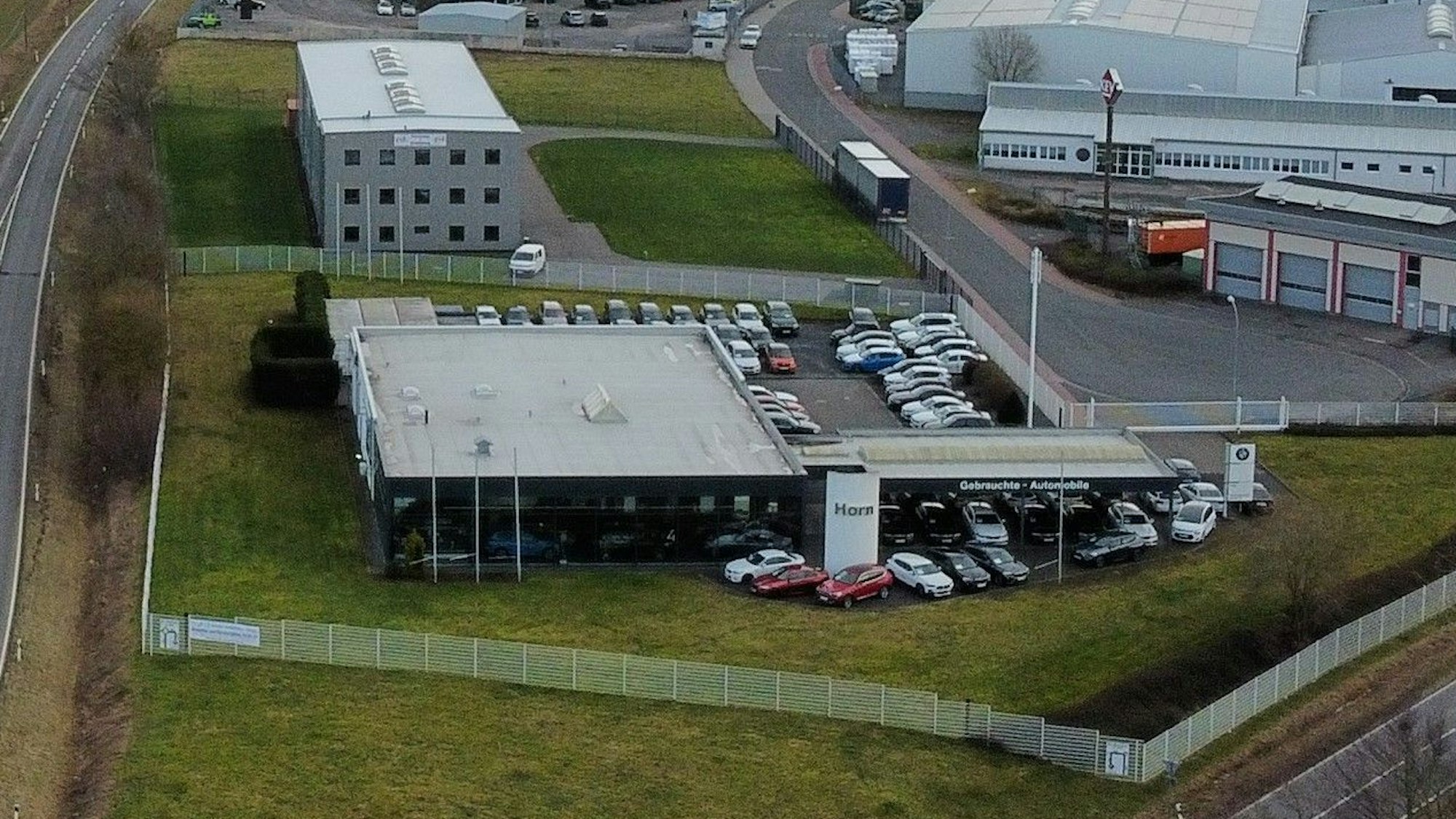 Das Foto zeigt das Grundstück mit dem Autohaus aus der Vogelperspektive.