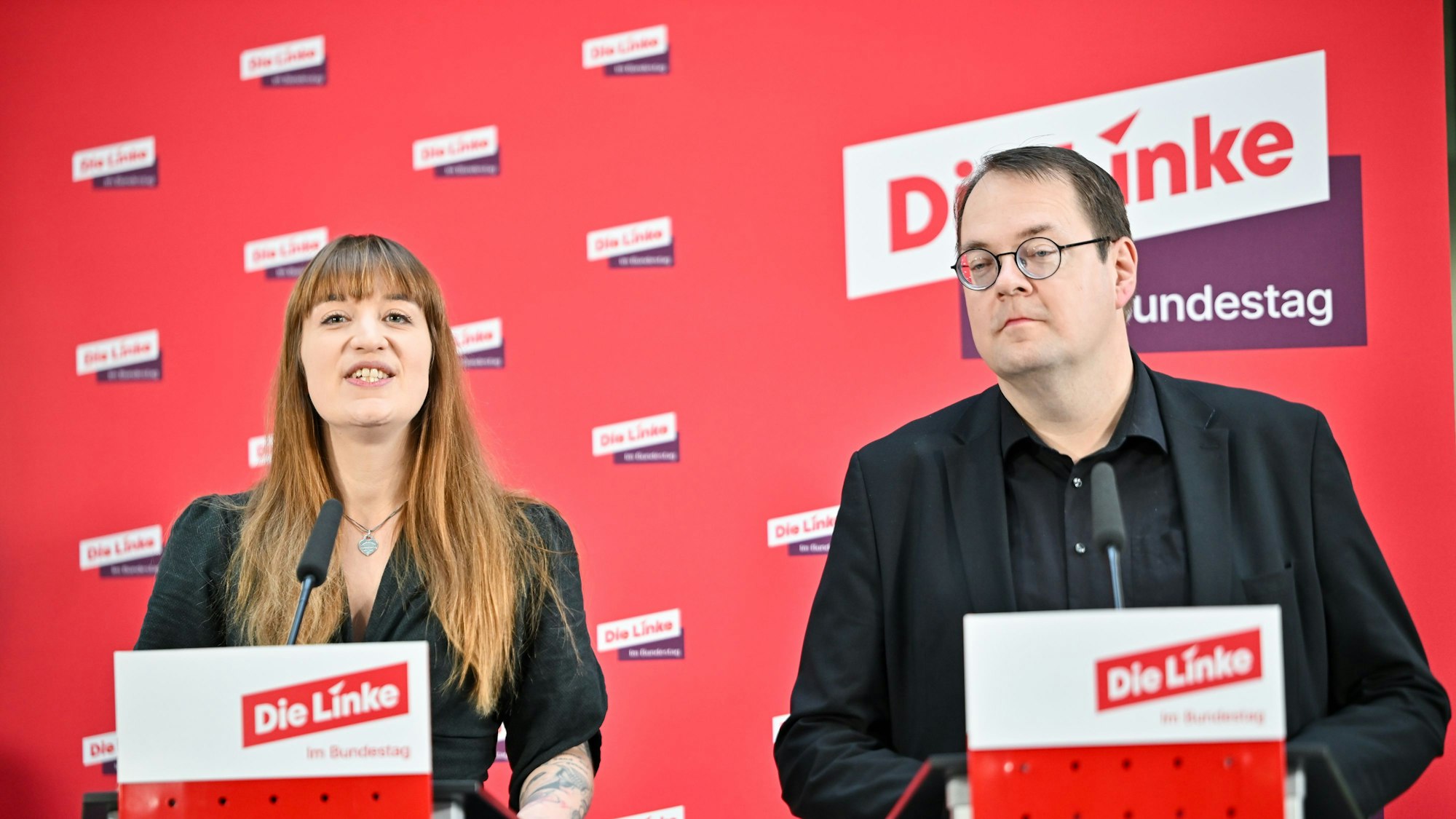 Heidi Reichinnek (Die Linke), Co-Vorsitzende der Bundestagsgruppe, und Sören Pellmann (Die Linke), Co-Vorsitzender der Bundestagsgruppe, geben vor einer Sitzung der Gruppe Die Linke ein Statement.