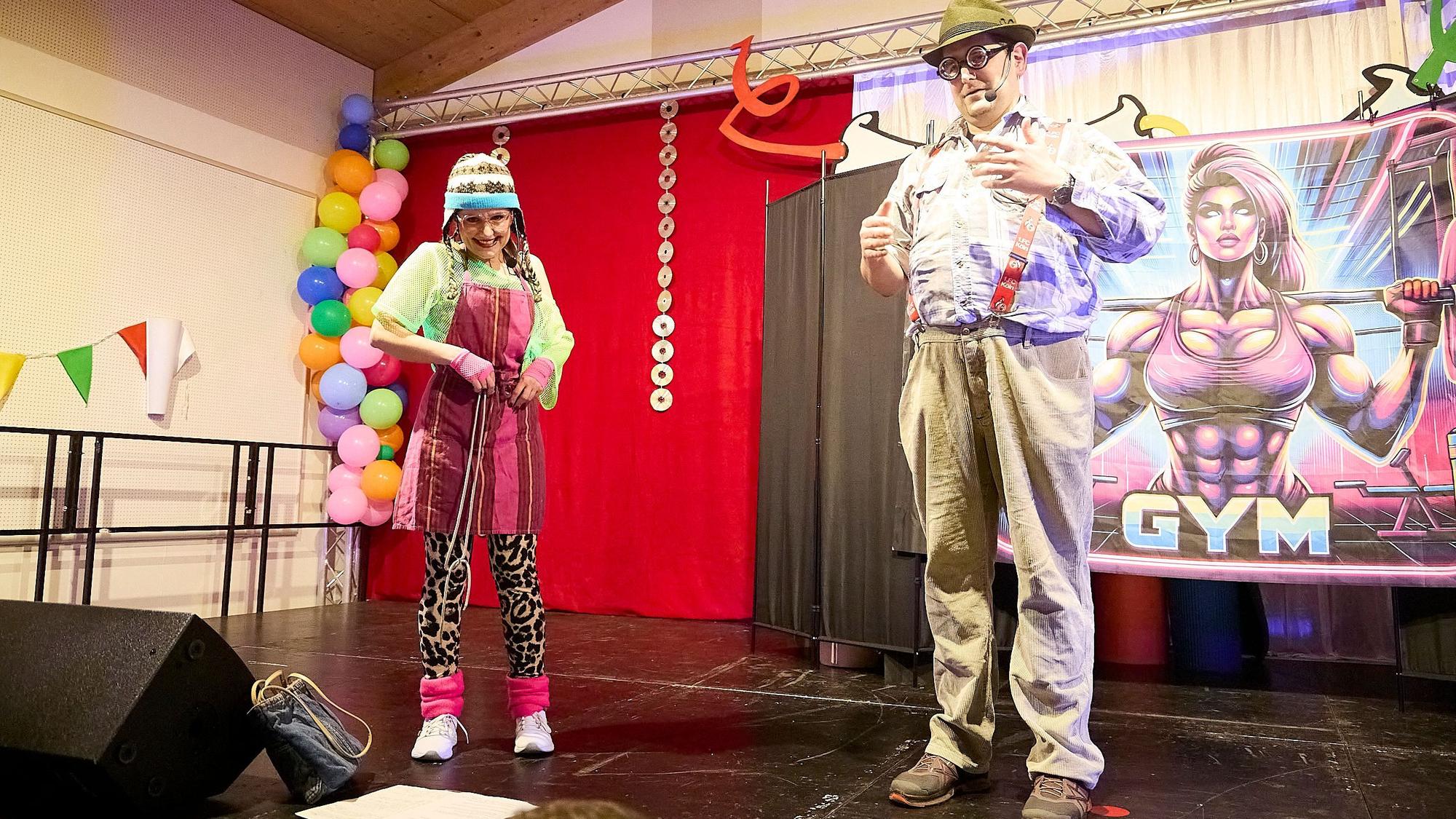 Esther Lorbach und Marcel Schoddel stehen in Kostümen auf einer Bühne.