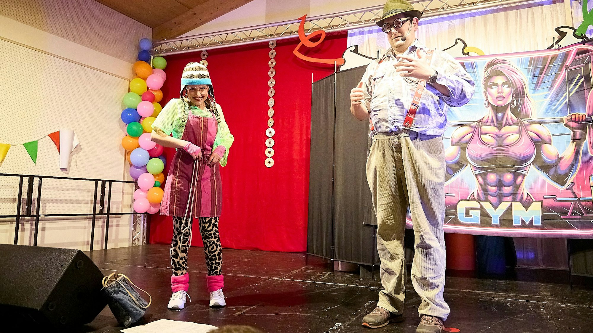 Esther Lorbach und Marcel Schoddel stehen in Kostümen auf einer Bühne.