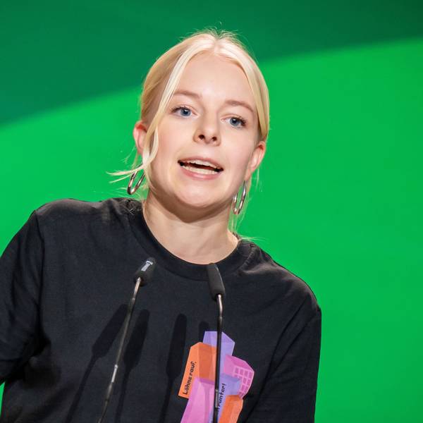 ARCHIV - 15.11.2024, Hessen, Wiesbaden: Jette Nietzard, Sprecherin der Grünen Jugend, spricht bei der Bundesdelegiertenkonferenz der Grünen. (zu dpa: «Grüne Jugend legt eigenen Zehn-Punkte-Plan vor») Foto: Michael Kappeler/dpa +++ dpa-Bildfunk +++