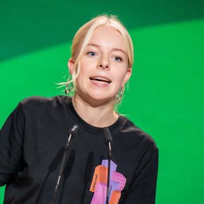 ARCHIV - 15.11.2024, Hessen, Wiesbaden: Jette Nietzard, Sprecherin der Grünen Jugend, spricht bei der Bundesdelegiertenkonferenz der Grünen. (zu dpa: «Grüne Jugend legt eigenen Zehn-Punkte-Plan vor») Foto: Michael Kappeler/dpa +++ dpa-Bildfunk +++