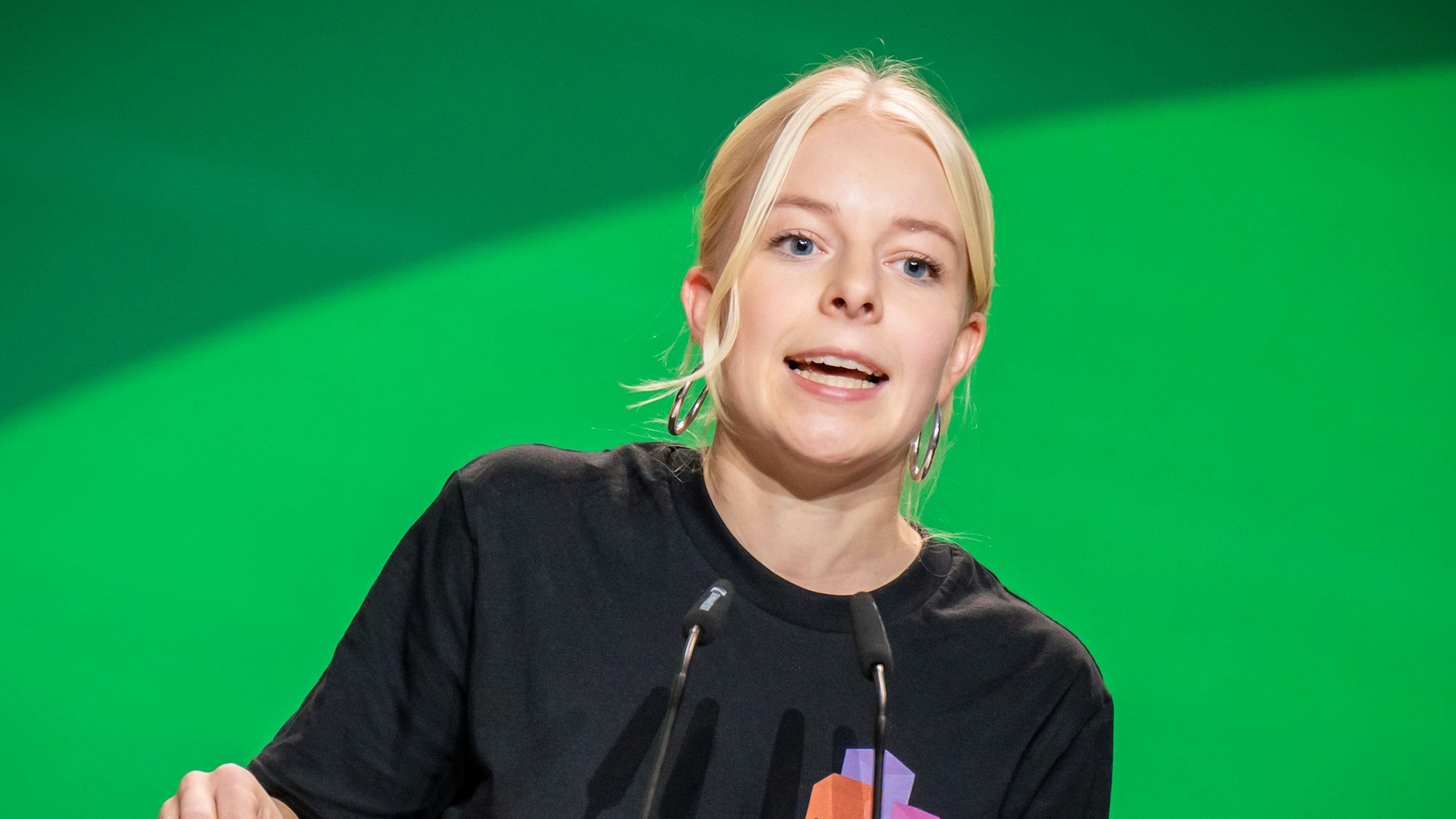 ARCHIV - 15.11.2024, Hessen, Wiesbaden: Jette Nietzard, Sprecherin der Grünen Jugend, spricht bei der Bundesdelegiertenkonferenz der Grünen. (zu dpa: «Grüne Jugend legt eigenen Zehn-Punkte-Plan vor») Foto: Michael Kappeler/dpa +++ dpa-Bildfunk +++