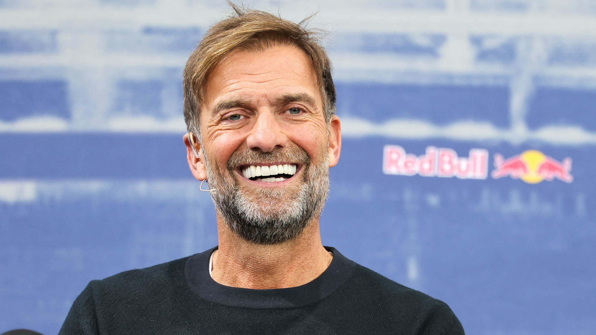 Jürgen Klopp sitzt während seiner Vorstellung als neuer Head of Global Soccer im Red Bull Hangar-7.