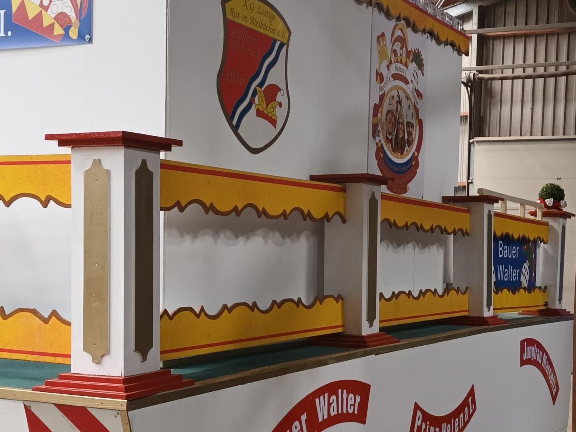 Der fertige Karnevalswagen der KG aus Mülheim-Wichterich steht in einer Halle.