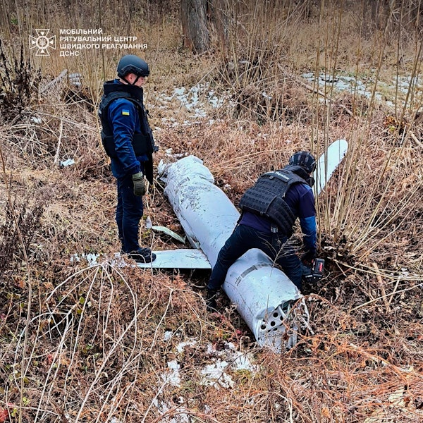 Pyrotechniker untersuchen einen russischen Marschflugkörper X-55, der über Kiew abgeschossen wurde.