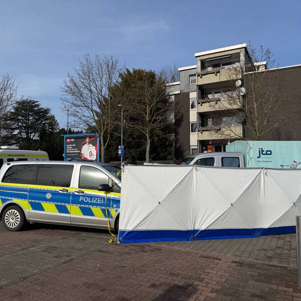 Tödlicher Unfall auf dem Lidl-Parkplatz in Köln-Porz. Die Polizei errichtete Sichtschutzwände.