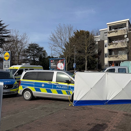 Tödlicher Unfall auf dem Lidl-Parkplatz in Köln-Porz. Die Polizei errichtete Sichtschutzwände.