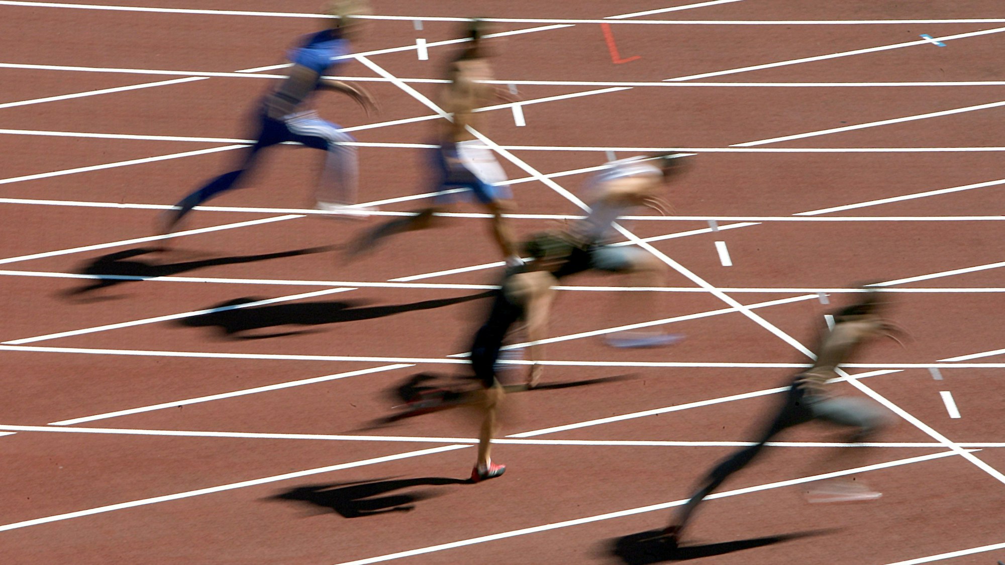 Läufer trainieren am Sonntag (06.08.2006) im Ullevi Stadion in Göteborg. Hier finden vom 07. - 13.08.2006 die 19. Leichtathletik Europameisterschaften statt. Foto: Kay Nietfeld dpa +++ dpa-Bildfunk +++