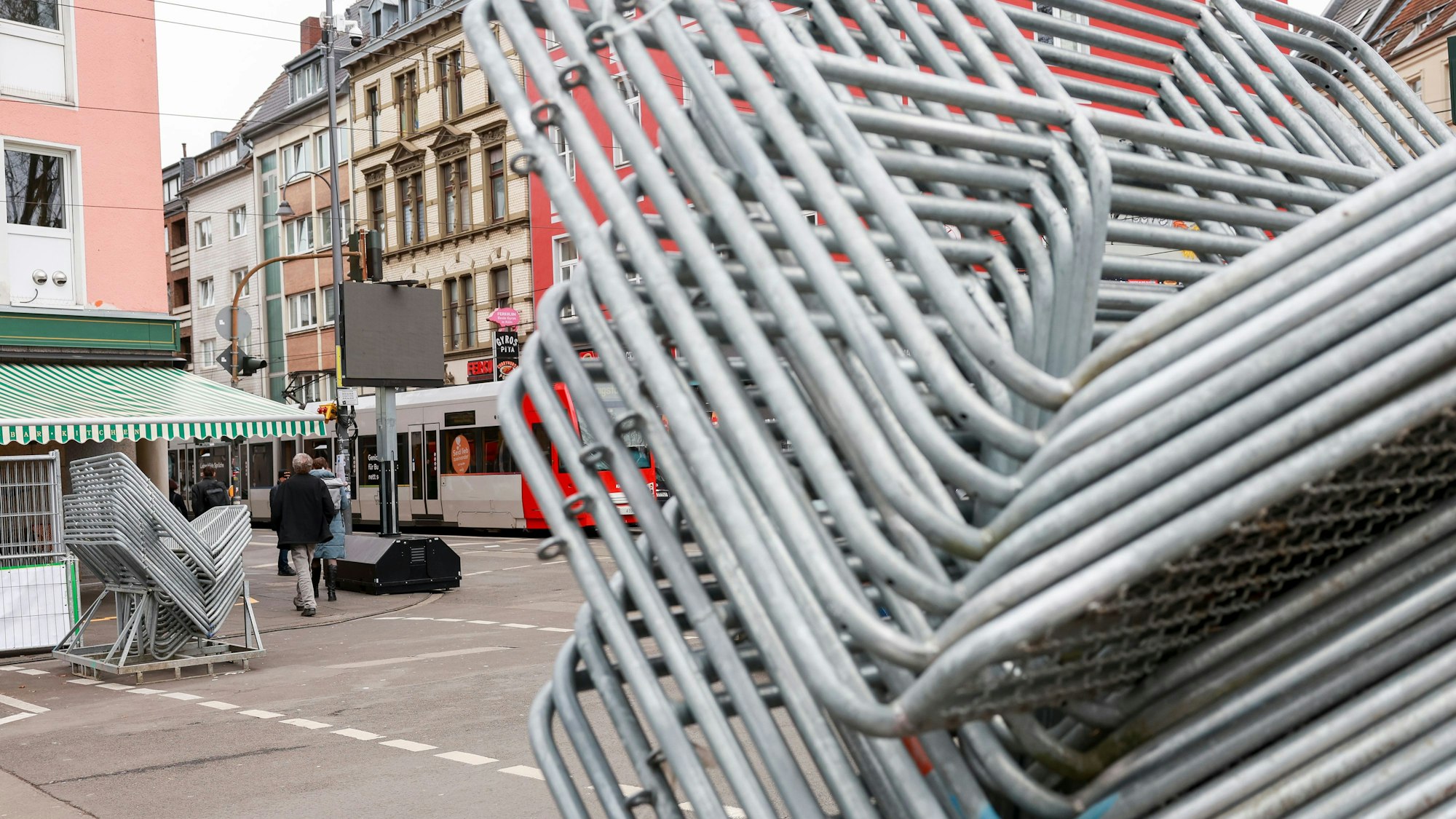 25.02.2025, Köln: Vorbereitungen für Weiberfastnacht auf der Zülpicher Straße.
Foto: Michael Bause